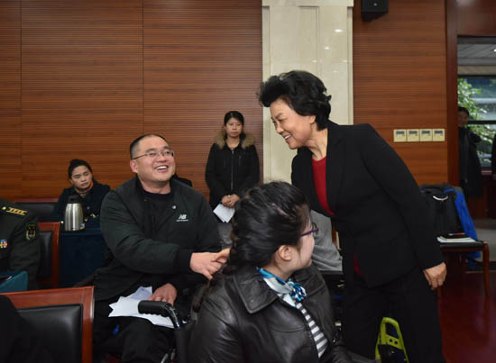 乔传秀主席与残疾人代表亲切交谈